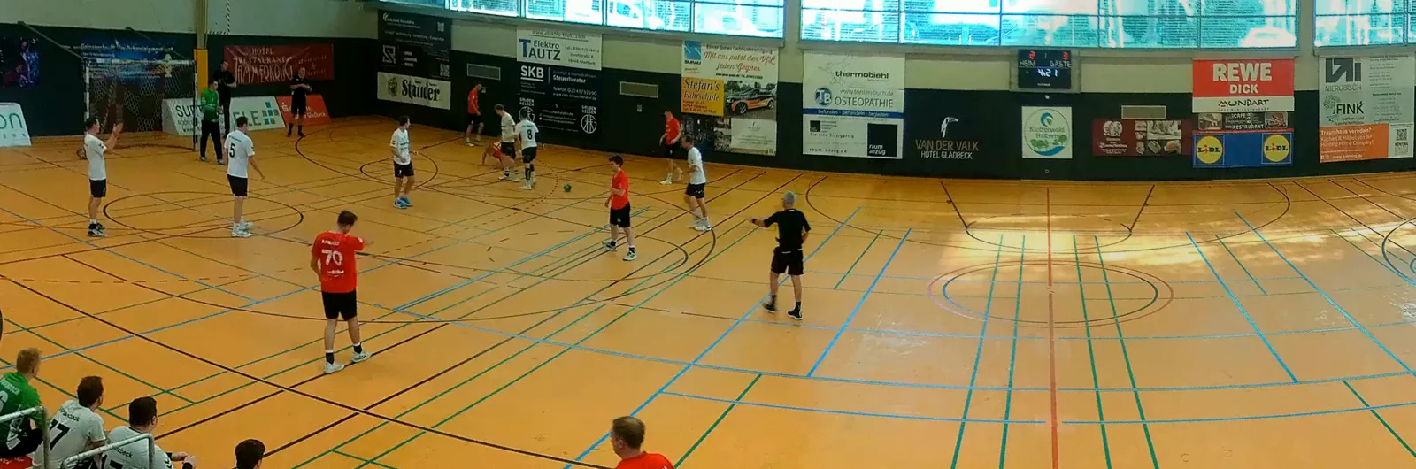 Handbalwedstrijd in een sporthal gefilmd door de camera
